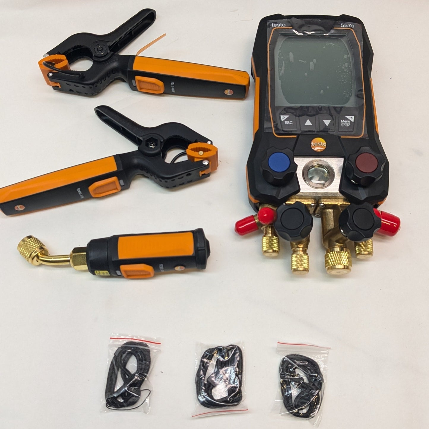TESTO 557S AC MANIFOLD GAUGE SET – AC RECHARGE KIT WITH 2X TESTO 115I PIPE CLAMP THERMOMETER, 1X TESTO 552I MICRON GAUGE, AND 4X HOSES
