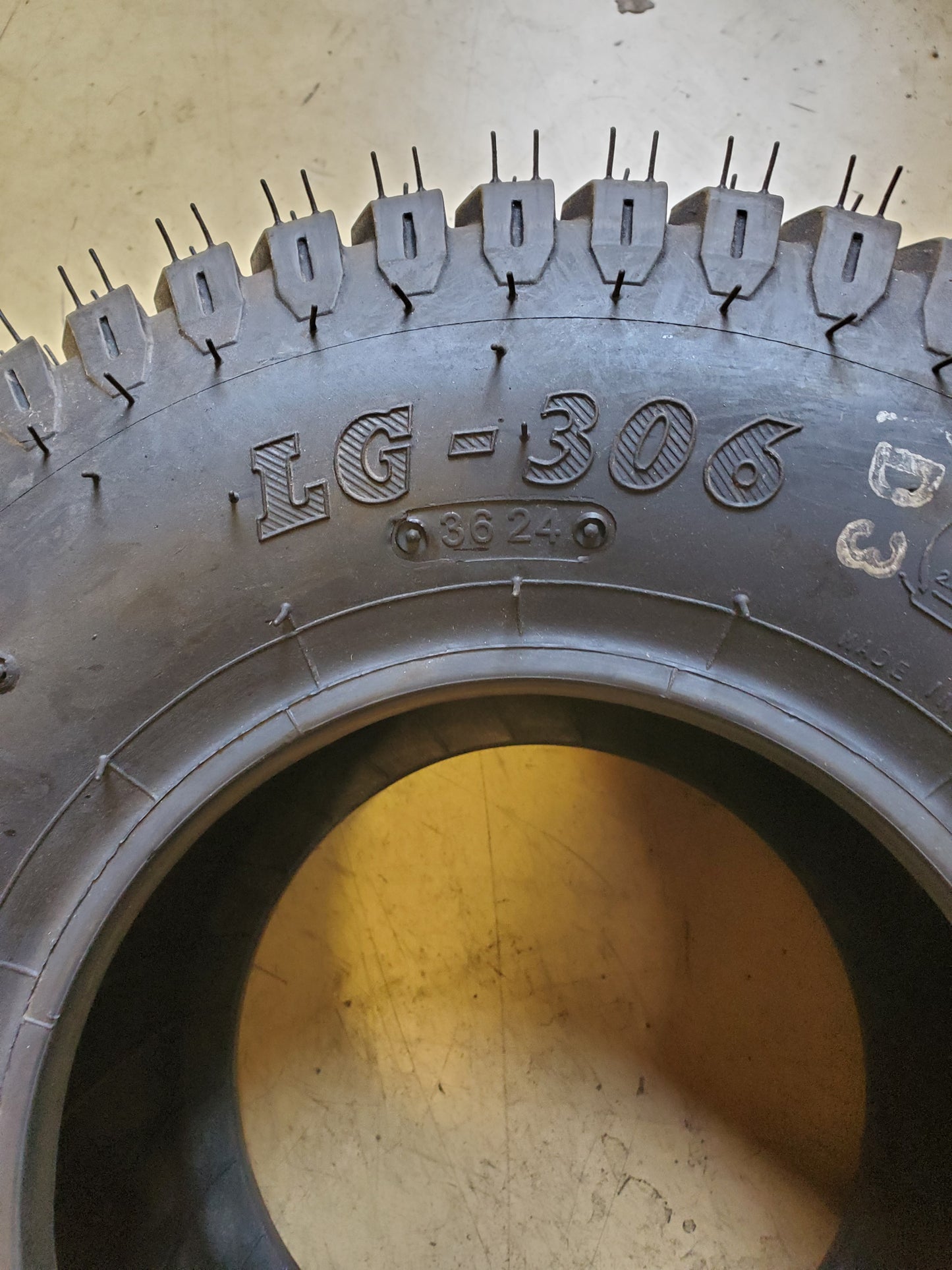 BKT LG-306 BSW 18 8.5 8 6PLY LAWN TIRE 94012381