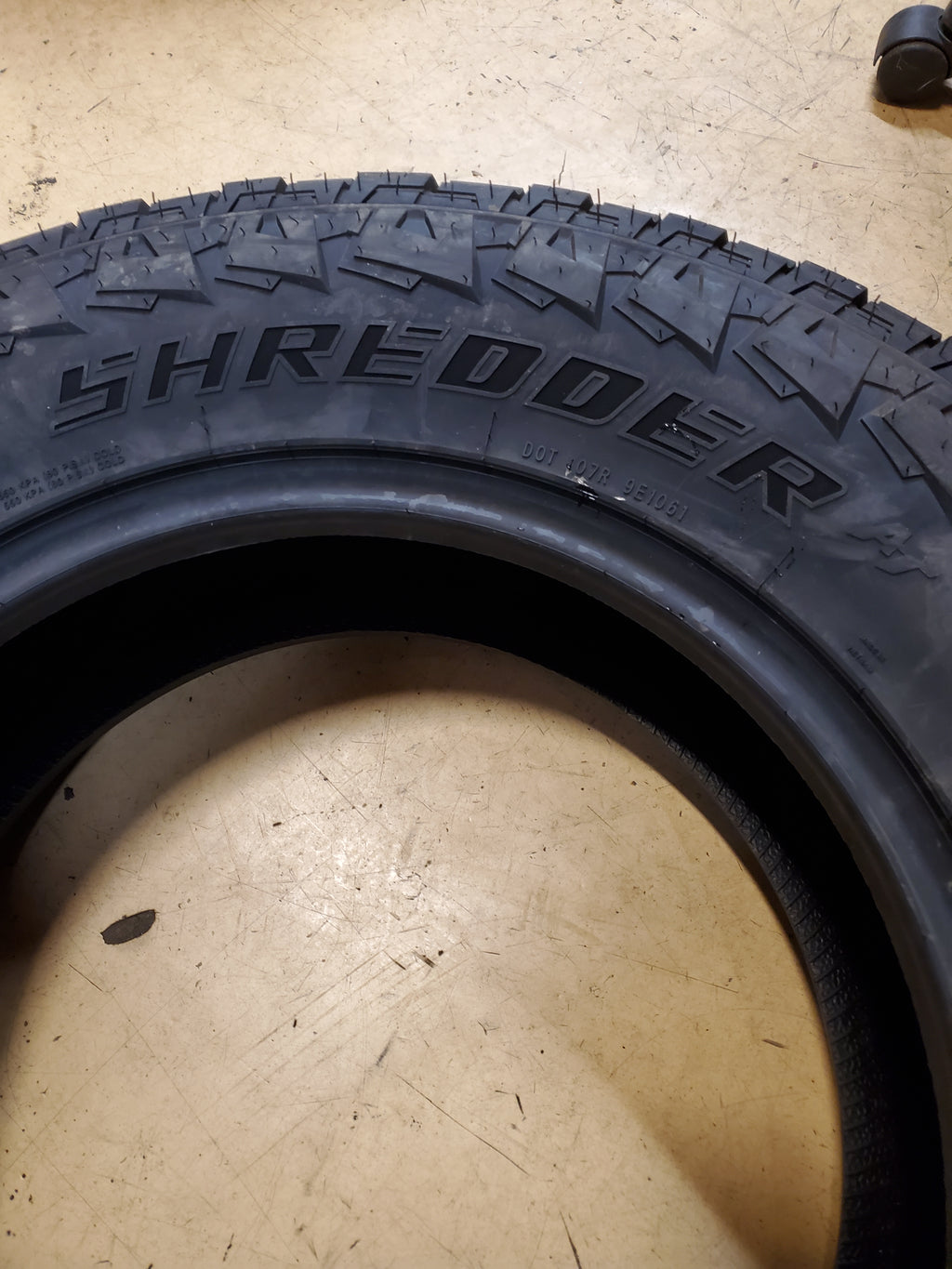 APLUS SHREDDER AT BSW LT 275 65 18 123/120S 12PLY ALL TERRAIN TIRE 20000111