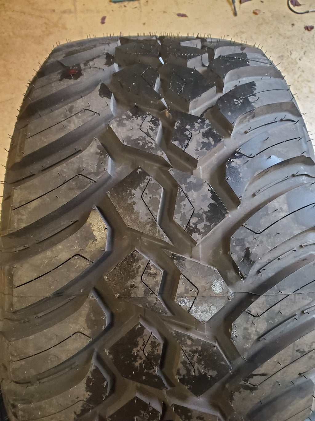 AMP TERRAIN ATTACK M/T A LT 33 13.5 24 121Q 12PLY MUD TIRE 33135024AMPCM2F