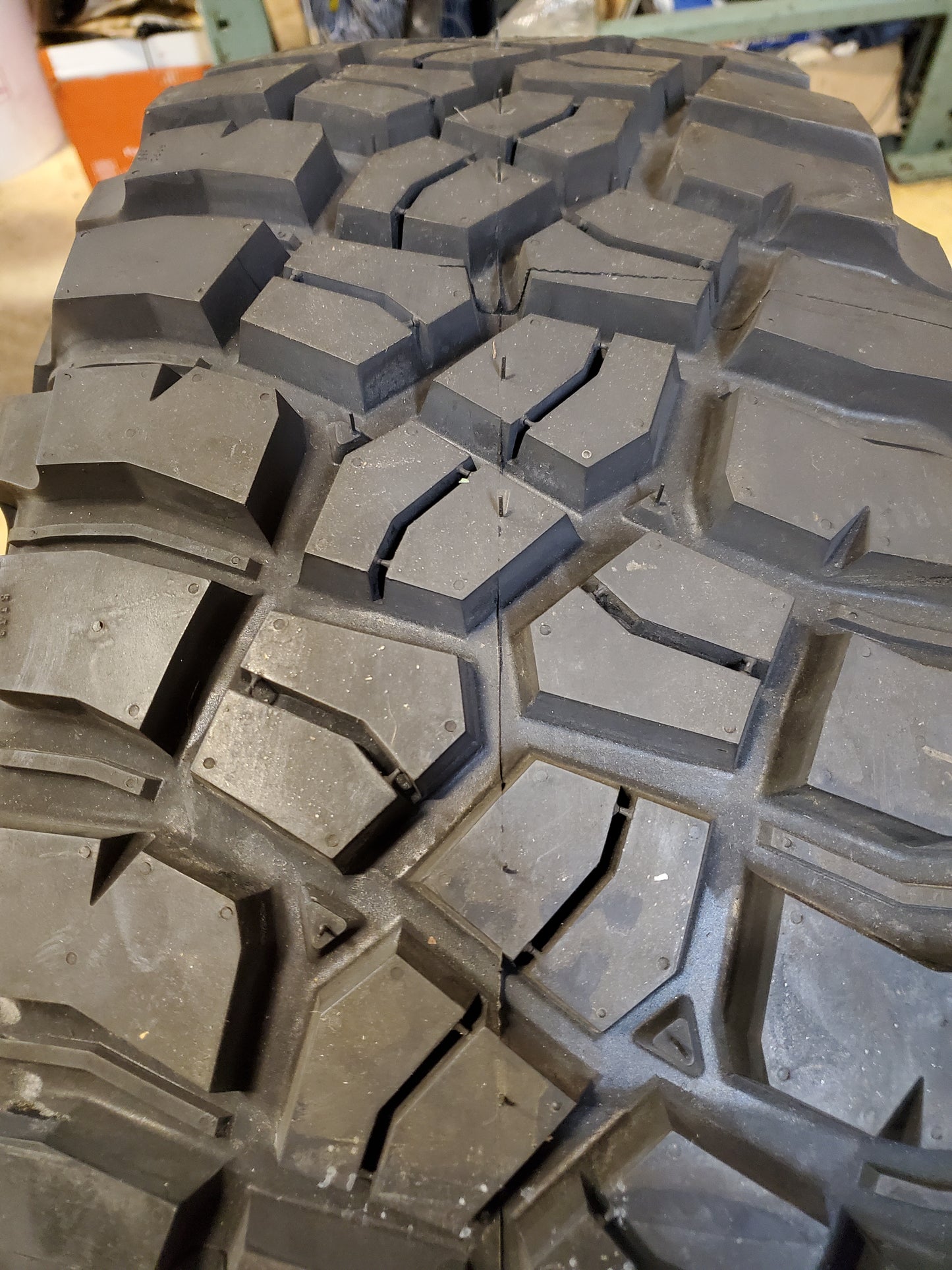 BFGOODRICH MUD TERRAIN T/A KM3 BSW LT 285 70 18 127/124Q 10PLY MUD TIRE 42869