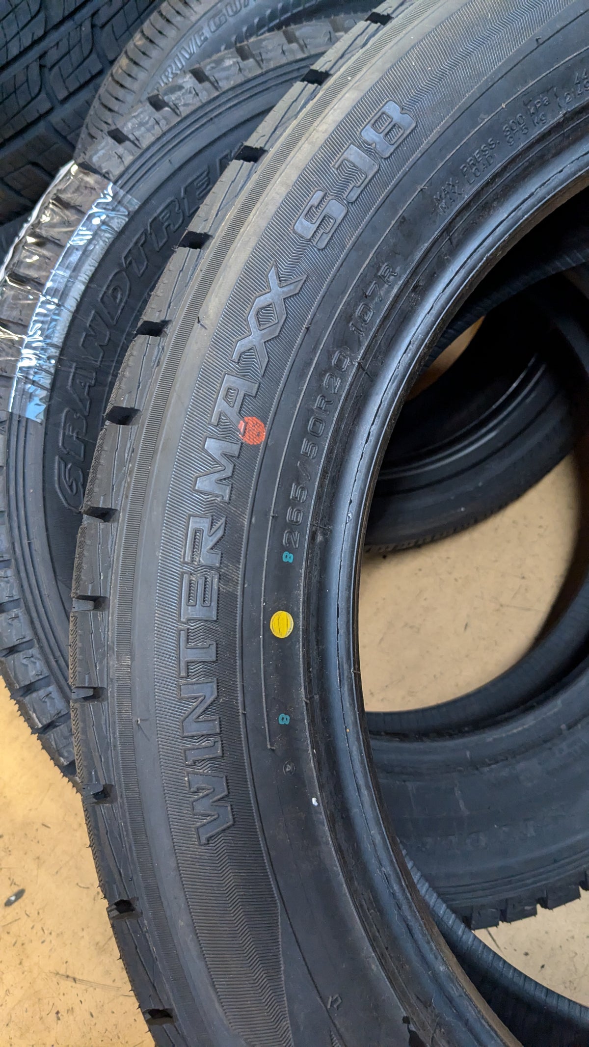 DUNLOP WINTER MAXX SJ8 BSW P 265 50 20 107R WINTER TIRE 290124130