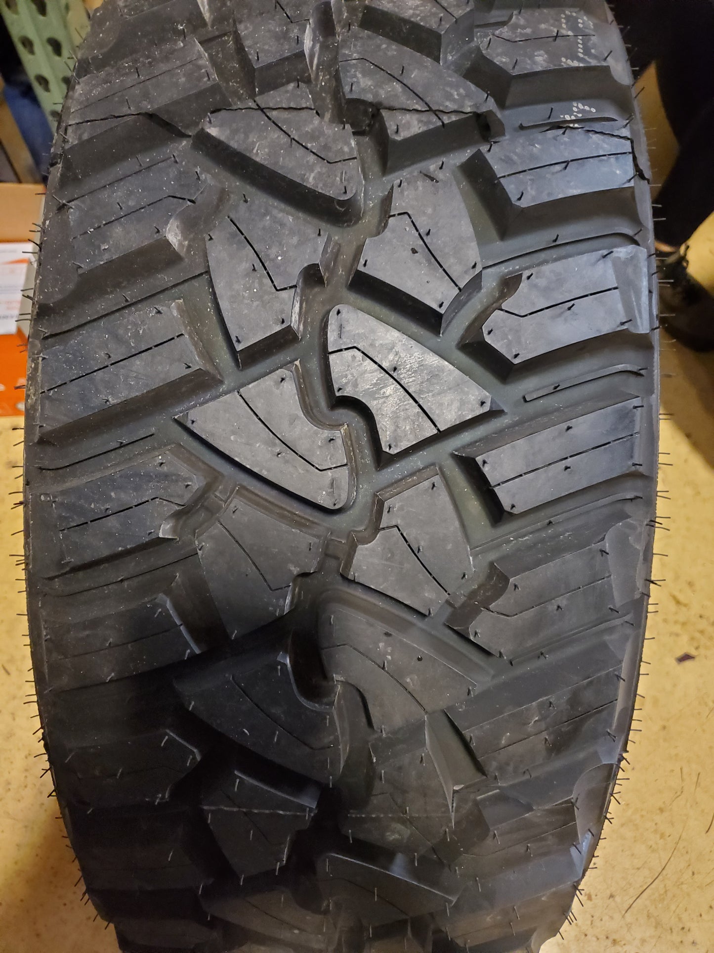 FURY COUNTRY HUNTER M/T BSW LT 35 12.5 20 121Q 10PLY FCHII35125020A