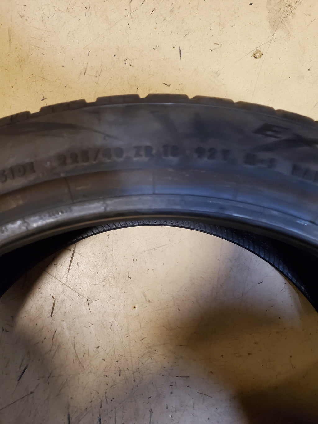 USED CONTINENTAL EXTREMECONTACT DWS06 PLUS BSW P 225 40 18 92Y UHP TIRE 15572730000