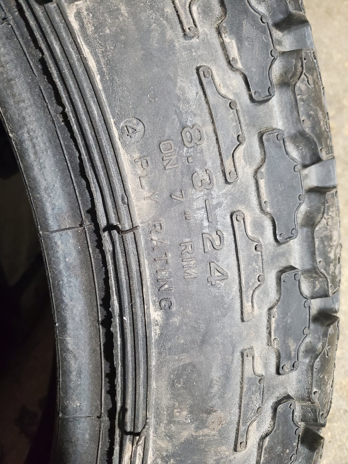 FIRESTONE NON SKID R3 BSW  8.3 24 4PLY TRACTOR TIRE 351733