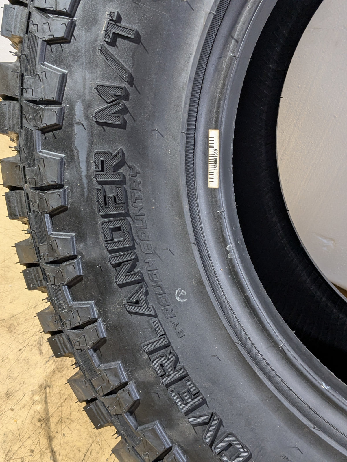 2 ROUGH COUNTRY OVERLANDER M/T LT 285 70 17 121/118Q LRE 10PLY MUD TIRE 97010123