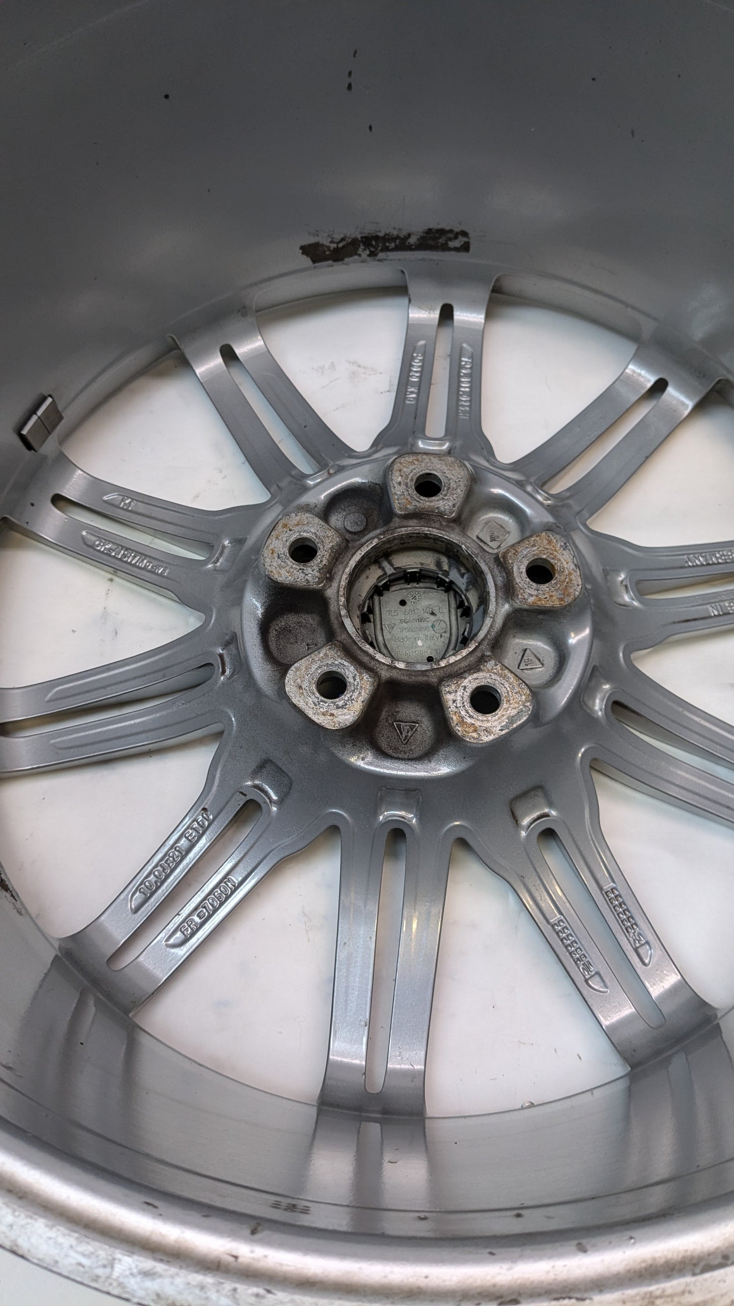 4 USED GENUINE PORSCHE CAYENNE 21X10 ET 60 5LUG SILVER WHEELS 7P5.601.025.H