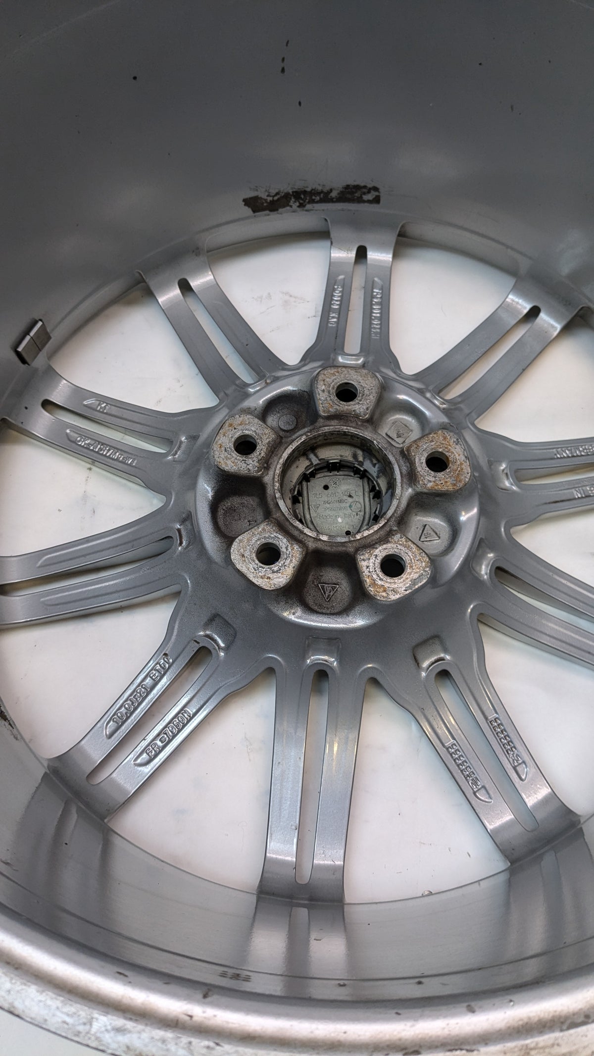 4 USED GENUINE PORSCHE CAYENNE 21X10 ET 60 5LUG SILVER WHEELS 7P5.601.025.H