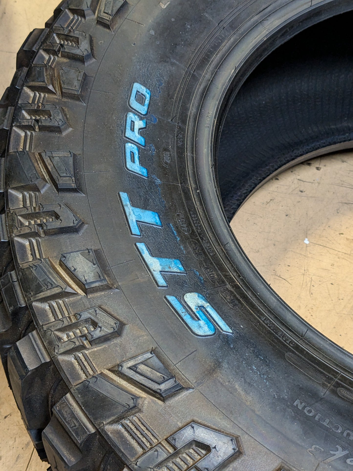 NOS COOPER DISCOVERER STT PRO RWL LT 325 65 18 127/124Q LRE 10 PLY MUD TERRAIN TIRE 170124034