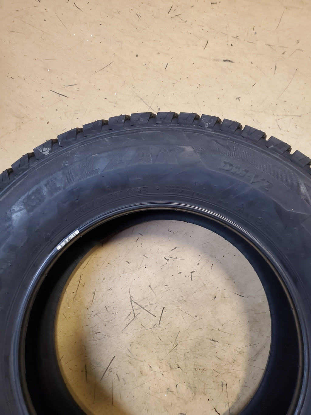 BRIDGESTONE BLIZZAK DM-V2 BSW P 265 65 17 112R WINTER TIRE 016559