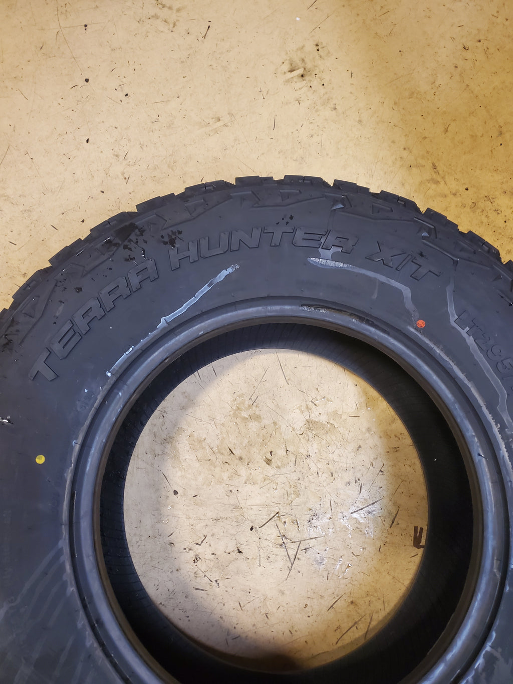 VENOM POWER TERRA HUNTER X/T BSW LT 295 70 18 129/126R 10PLY TIRE SVPXT14