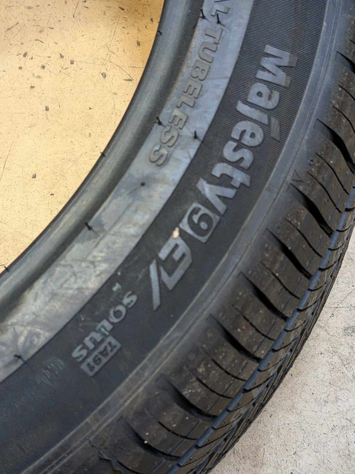 KUMHO MAJESTY SOLUS TA91 EV P 235 45 18 98W XL ALL SEASON TIRE 2346453