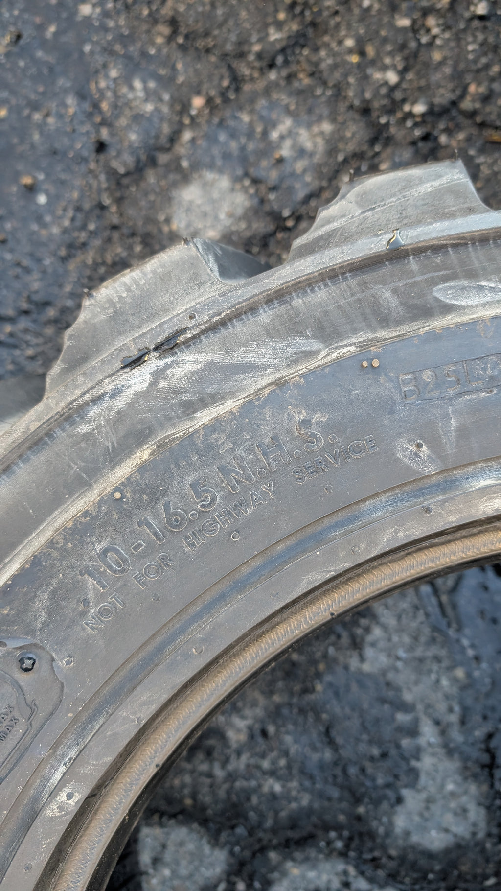 DEESTONE 134 A2 BSW  10 16.5 10PLY INDUSTRIAL TIRE DS6122