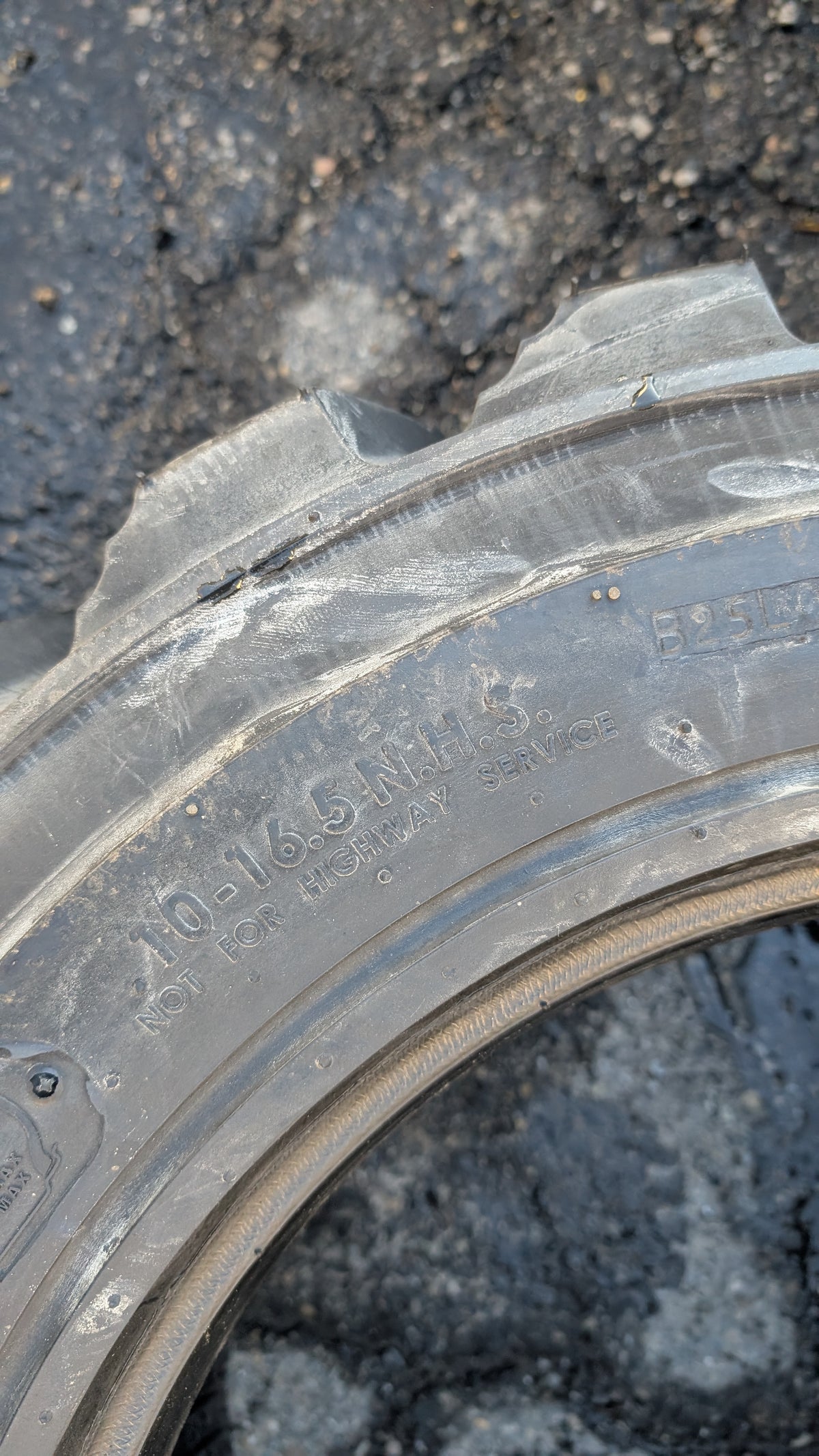 DEESTONE 134 A2 BSW  10 16.5 10PLY INDUSTRIAL TIRE DS6122