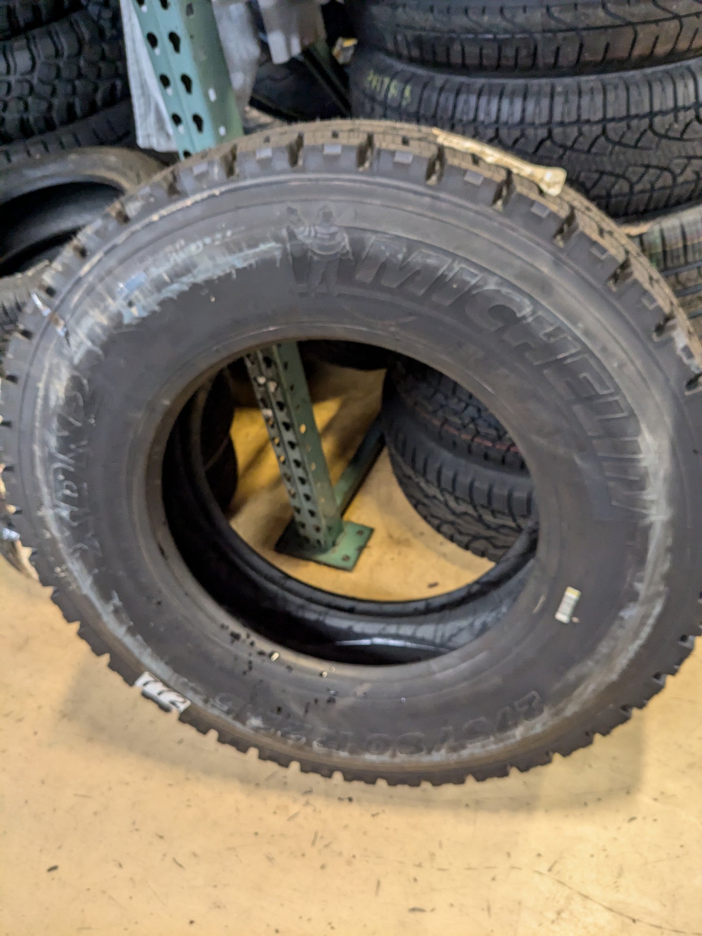 MICHLEIN XDN2 275 80 22.5 144/141L LRG 14 PLY A/W BUS TIRE 63465