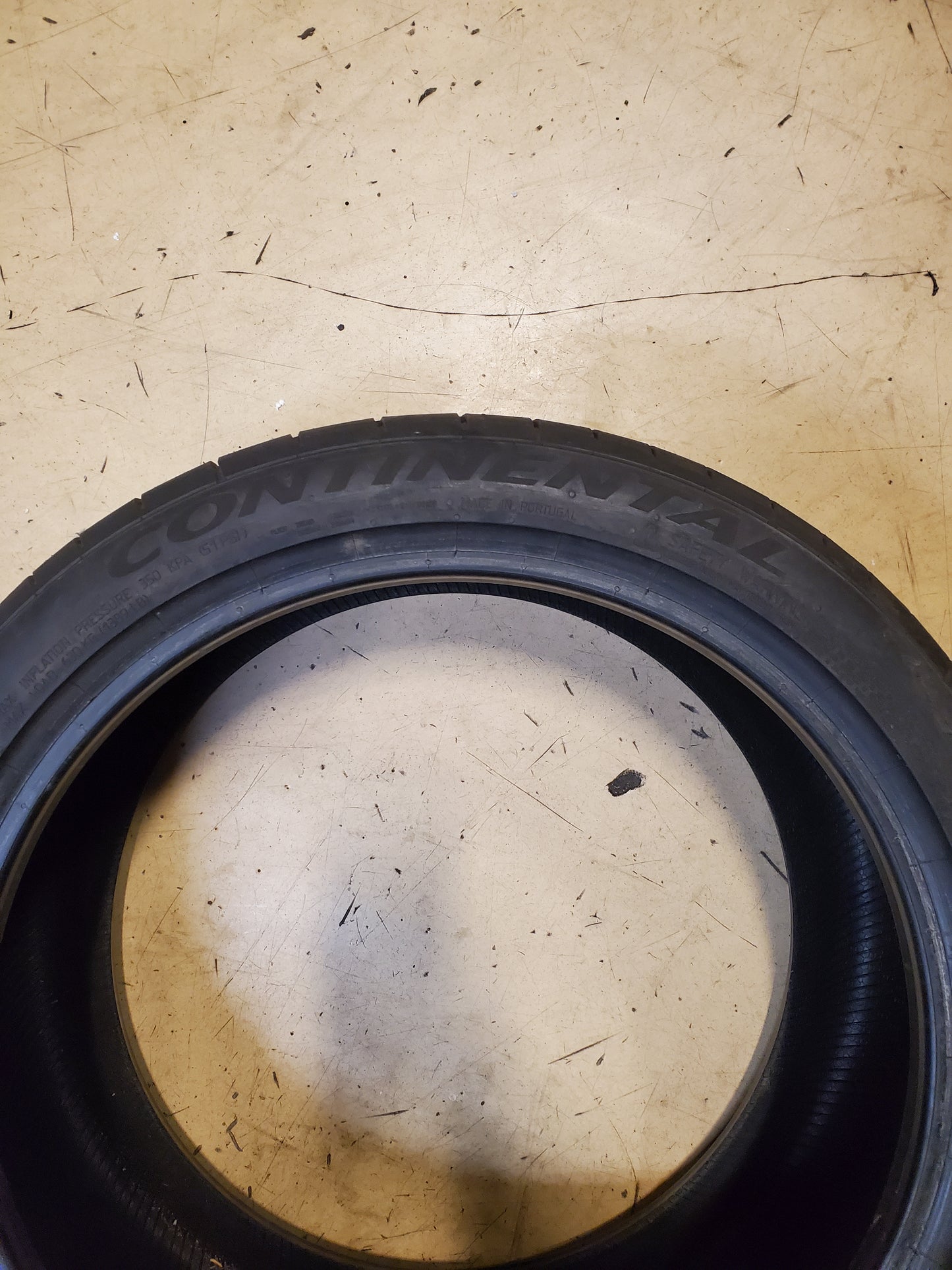 USED 8/32” CONTINENTAL EXTREMECONTACT SPORT P 225 40 18 92Y XL TIRE 15495980000