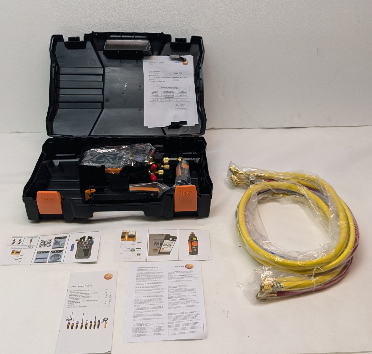 TESTO 557S AC MANIFOLD GAUGE SET – AC RECHARGE KIT WITH 2X TESTO 115I PIPE CLAMP THERMOMETER, 1X TESTO 552I MICRON GAUGE, AND 4X HOSES