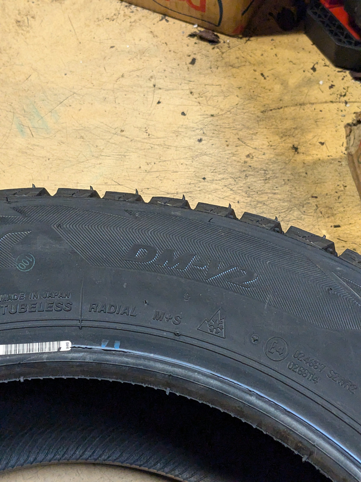 BRIDGESTONE BLIZZAK DM-V2 P 225 60 17 99S SNOW WINTER TIRES 004300