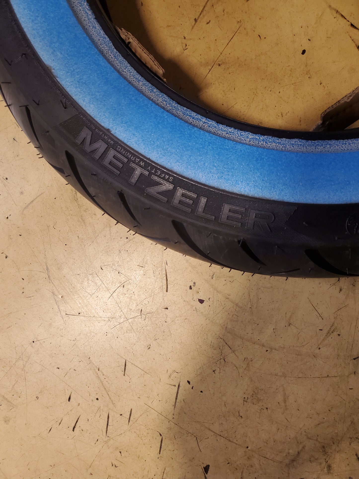 METZELER ME888 MARATHON ULTRA WW P 130 90 16 73H FRONT TIRE 2407600