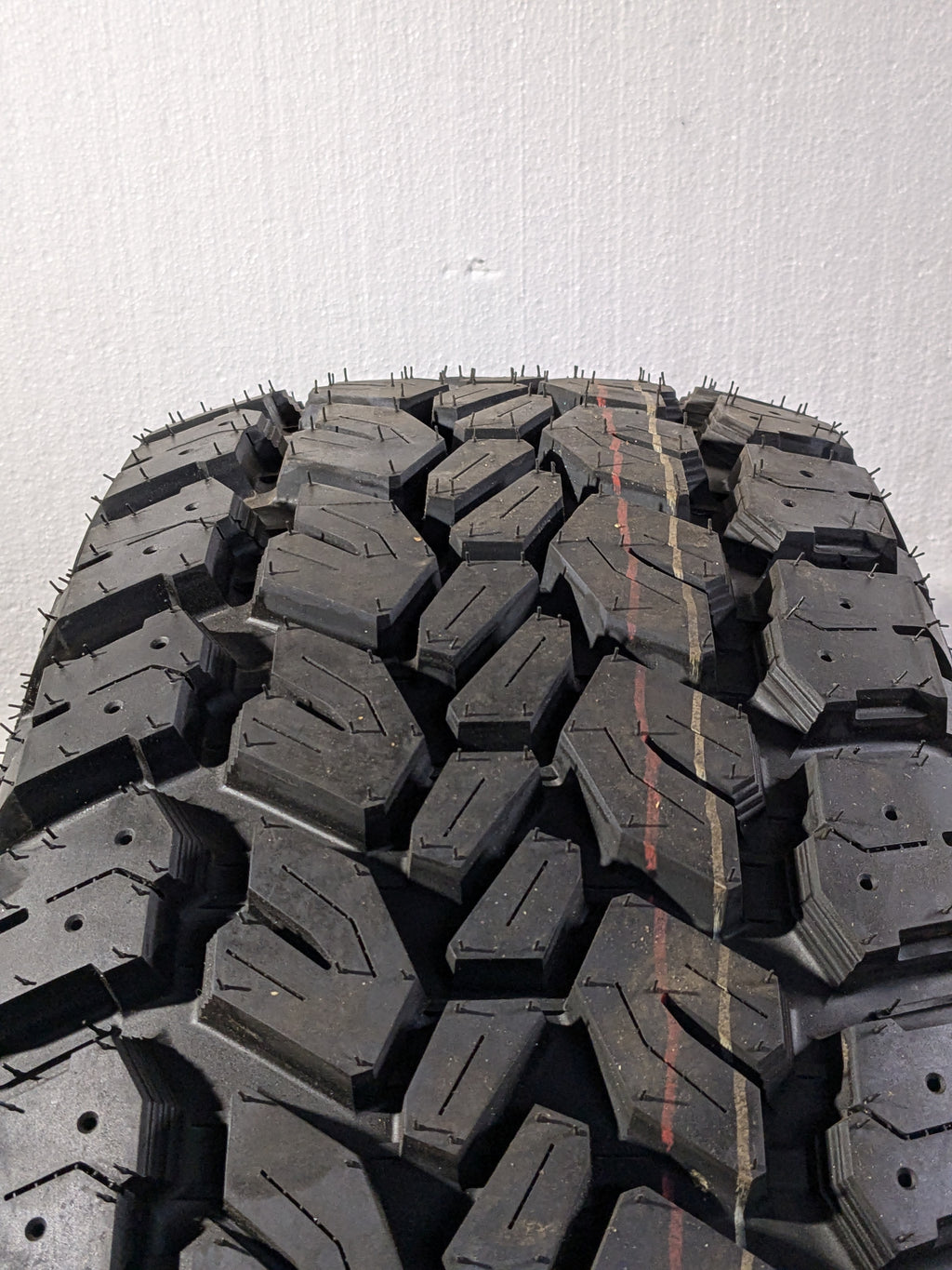 2 ROUGH COUNTRY OVERLANDER M/T LT 285 70 17 121/118Q LRE 10PLY MUD TIRE 97010123