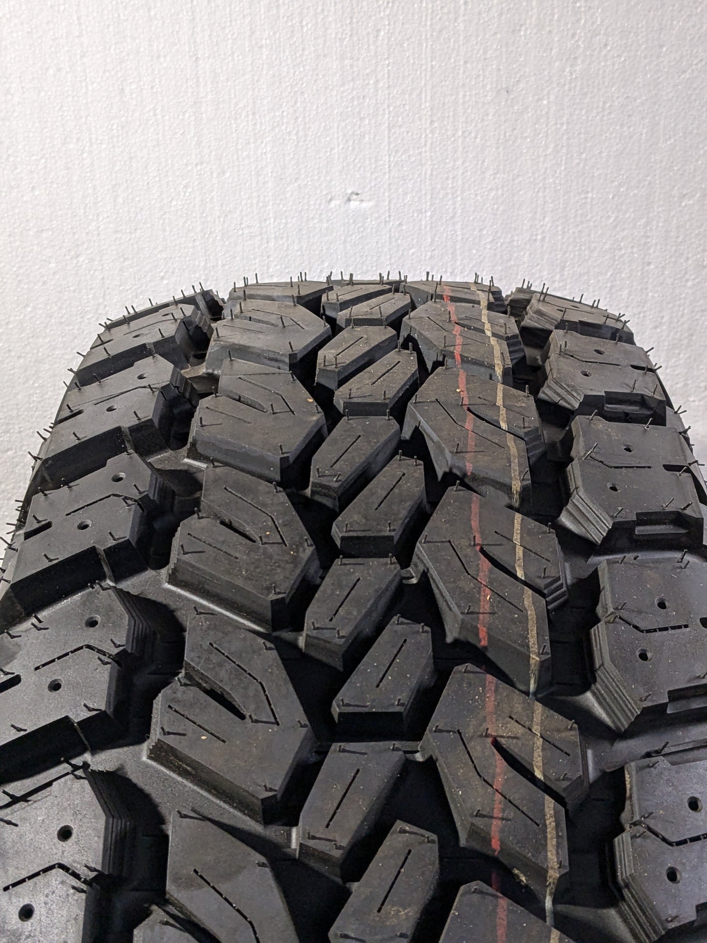 2 ROUGH COUNTRY OVERLANDER M/T LT 285 70 17 121/118Q LRE 10PLY MUD TIRE 97010123