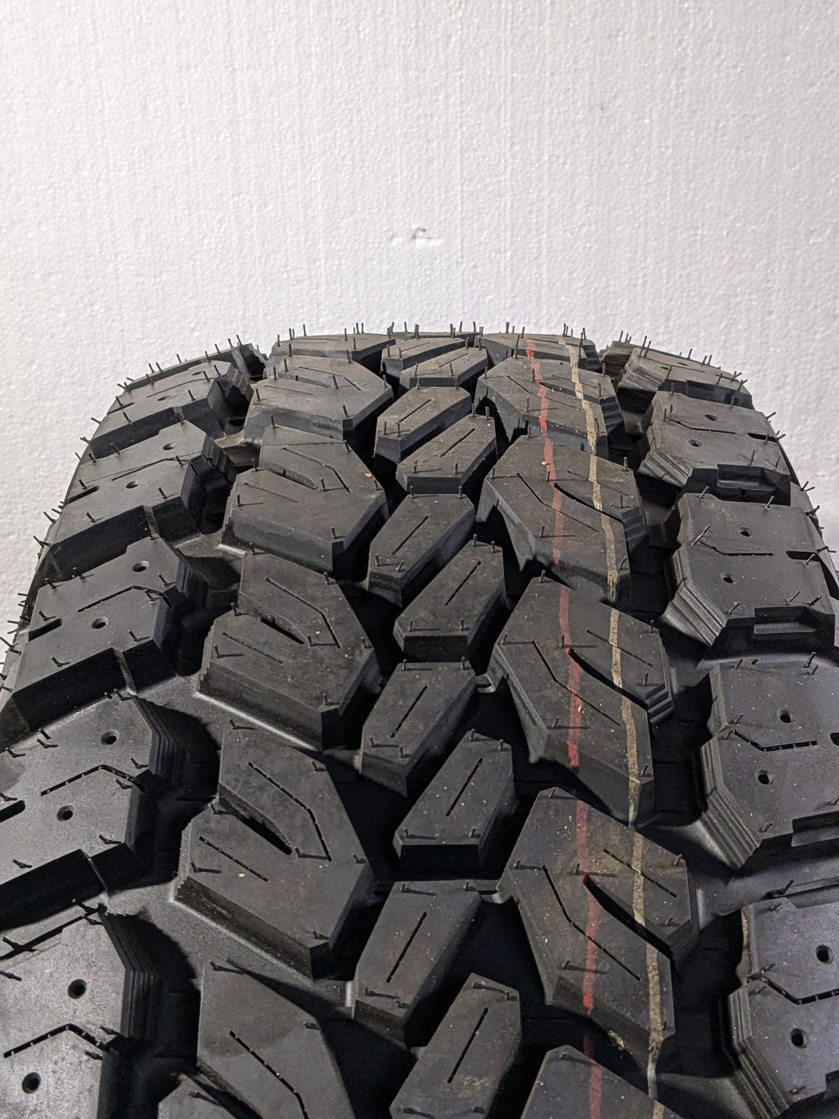 2 ROUGH COUNTRY OVERLANDER M/T LT 285 70 17 121/118Q LRE 10PLY MUD TIRE 97010123