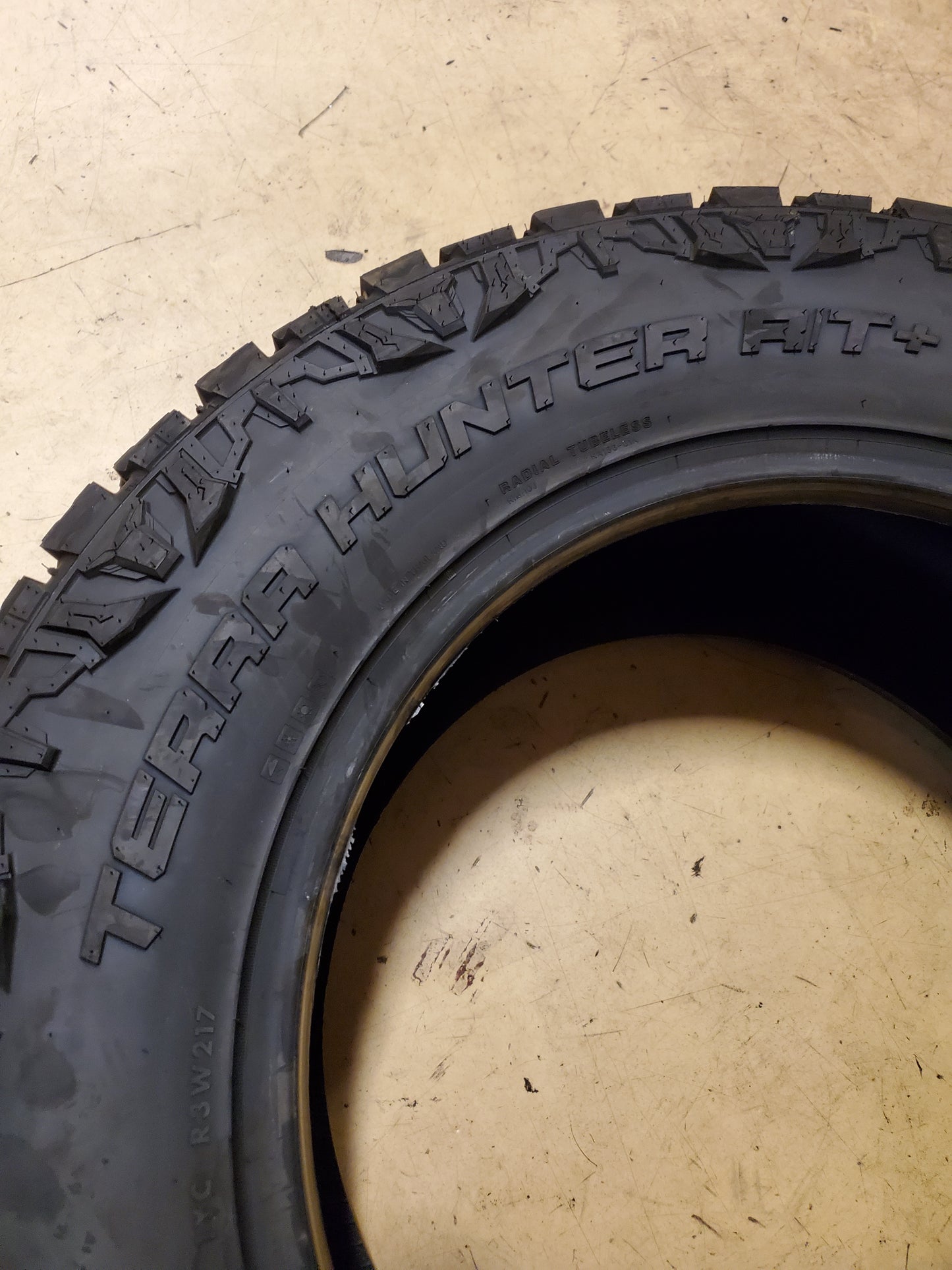 VENOM POWER TERRA HUNTER R/T+ BSW LT 35 12.5 20 125Q 12PLY RUGGED TIRE TVPRT18N