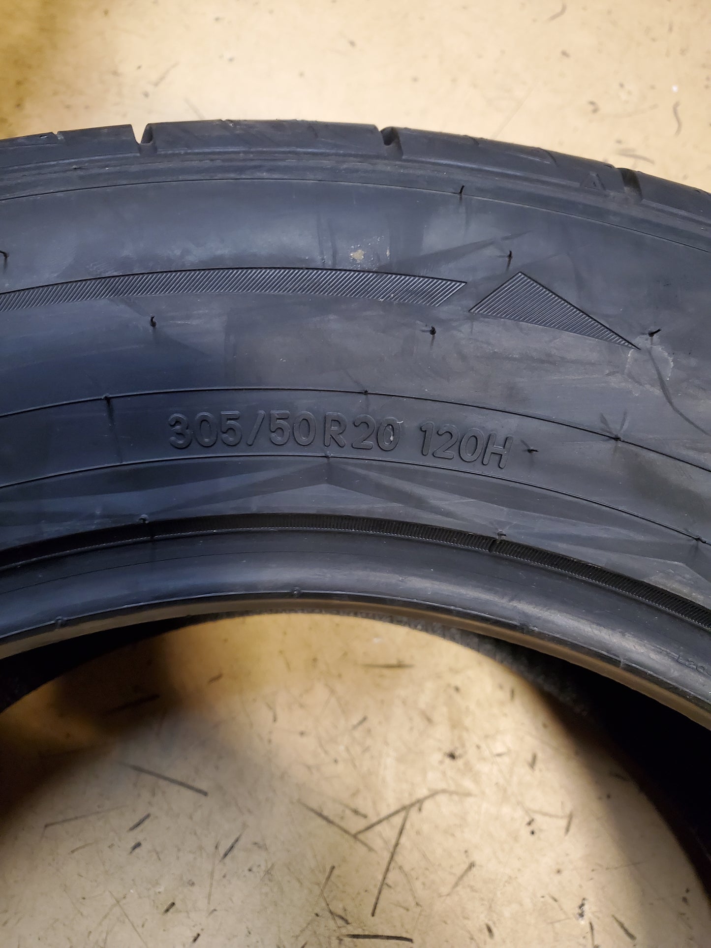 NITTO NT420V BSW P 305 50 20 120H XL ALL SEASON TIRE 203950