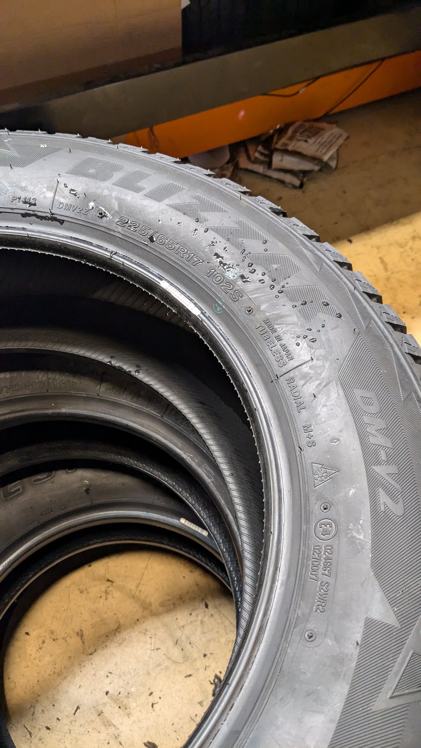 BRIDGESTONE BLIZZAK DMV2 BSW P 225 65 17 102S WINTER TIRE 015692