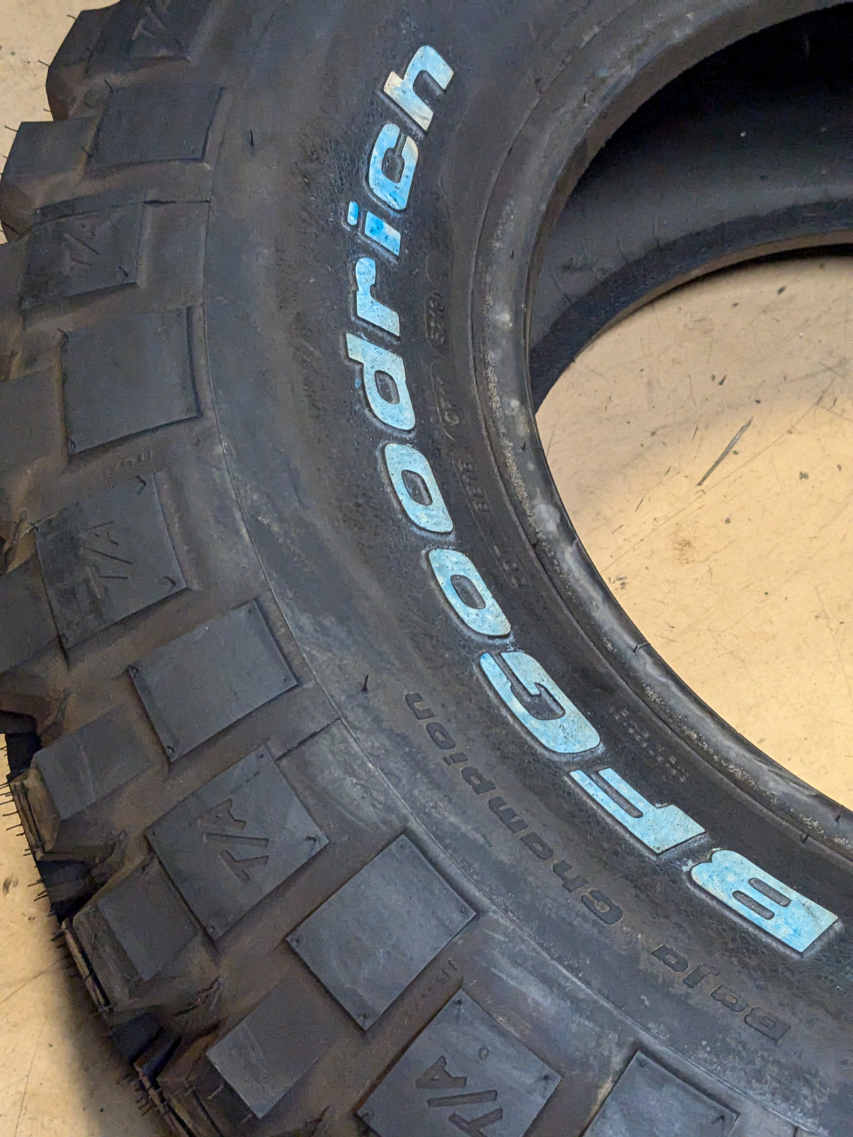 NOS BFGOODRICH MUD TERRAIN T/A KM2 RWL LT 35 12.5 17 121R LRD 8PLY TIRE 38371 MUD TERRAIN