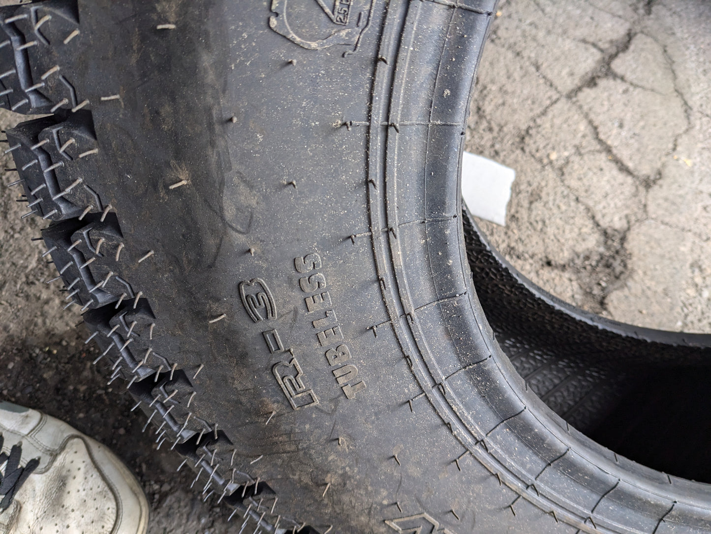GALAXY MIGHTY MOW R-3 BSW  9.5 16 92AB 6 PLY LAWN TIRE 135223