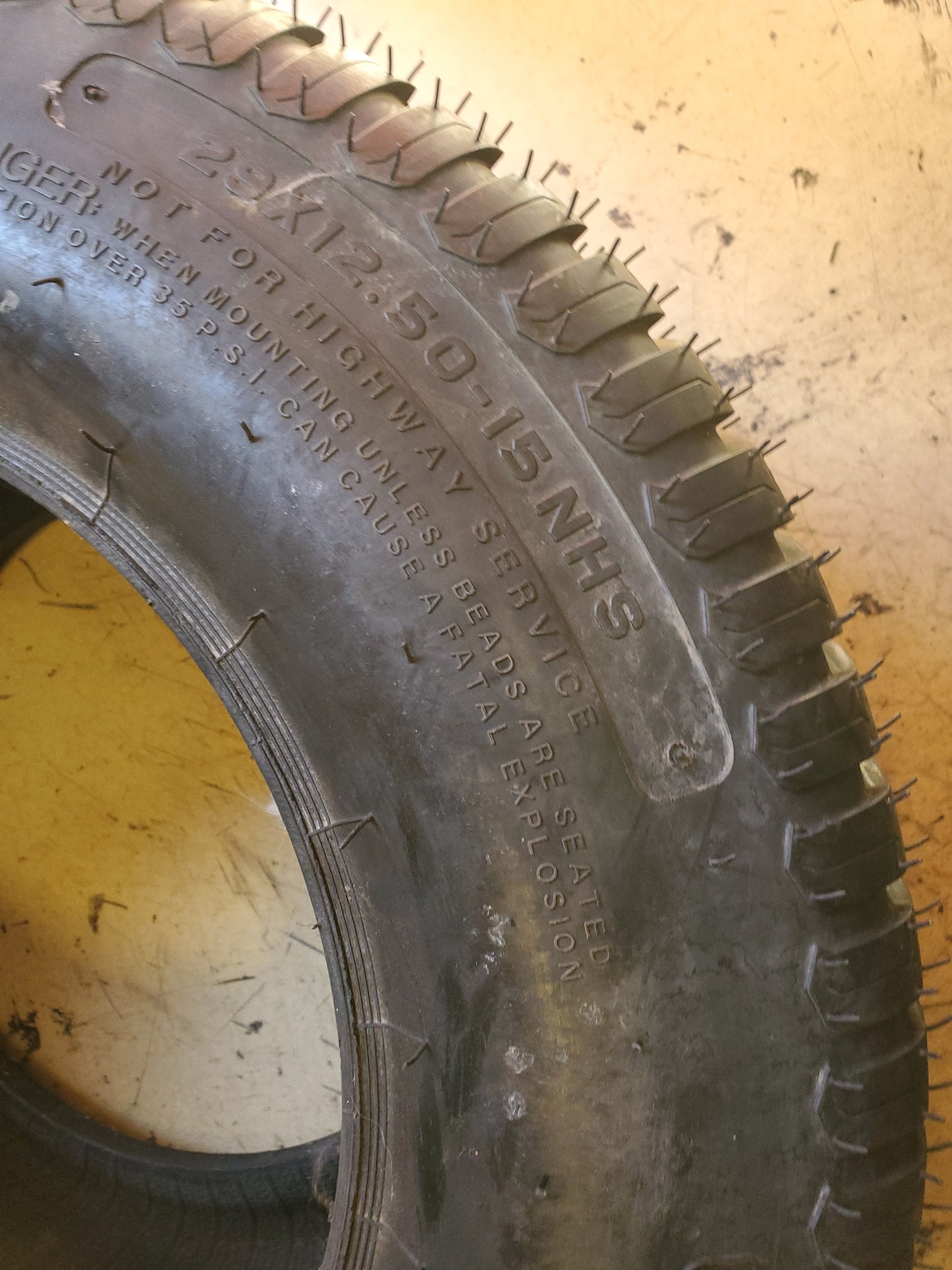 CARLSTAR MULTI TRAC C/S 99A8 BSW 29 12.5 15 6PLY LAWN TIRE 560454