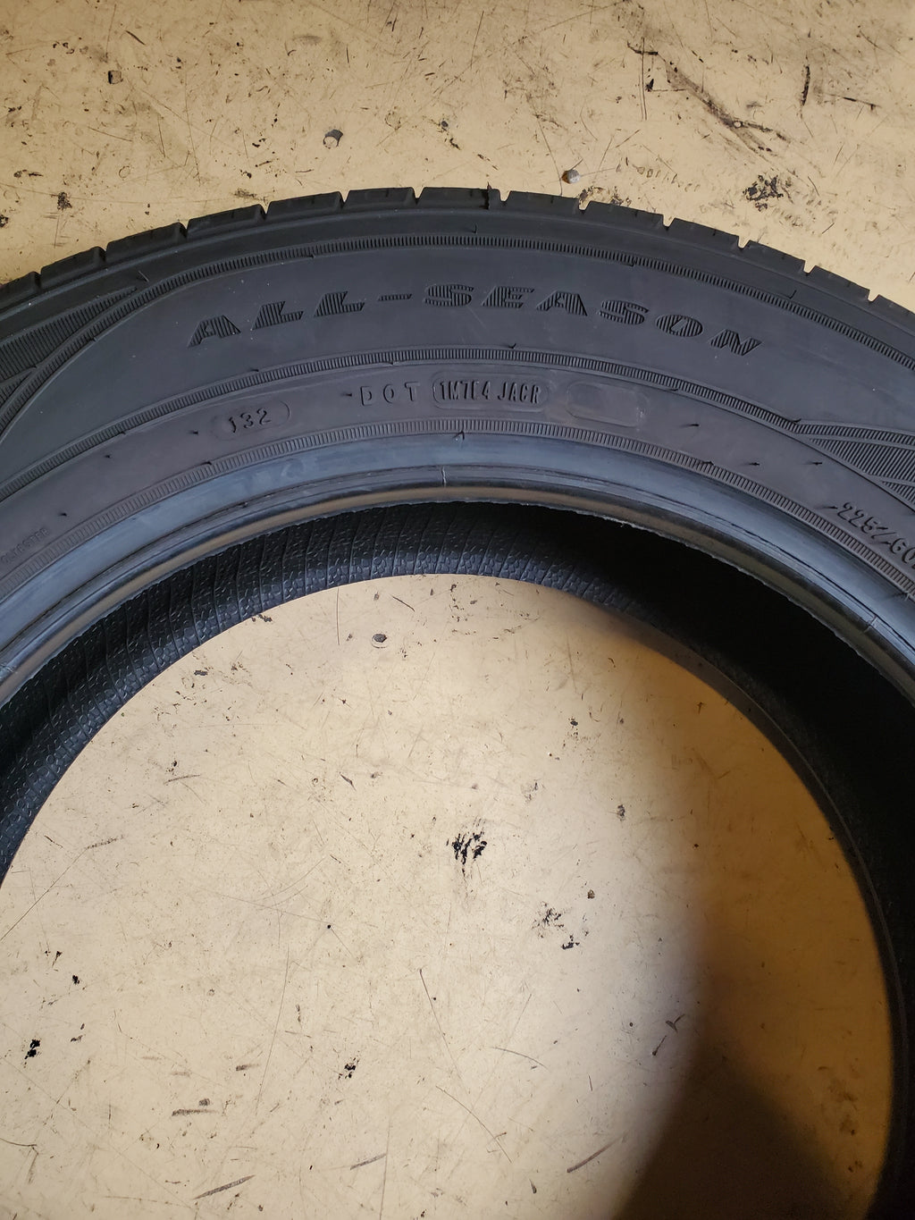 2 USED 7.5/32" GOODYEAR ASSURANCE ALL-SEASON P 225 60 18 100H TIRE 407795374