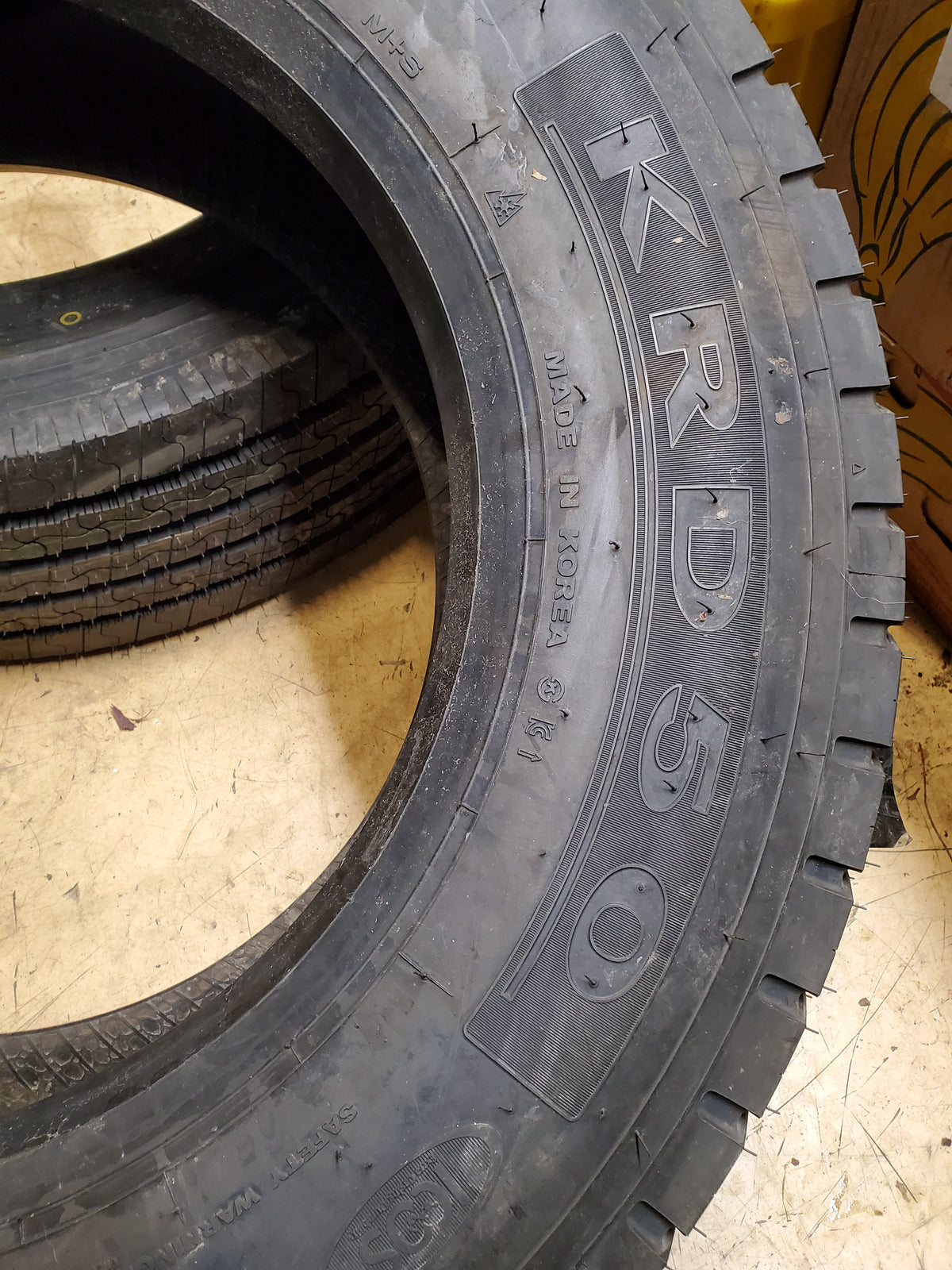 KUMHO KRD50 BSW P 245 70 19.5 137/135M 16PLY DRIVE TIRE 2141483