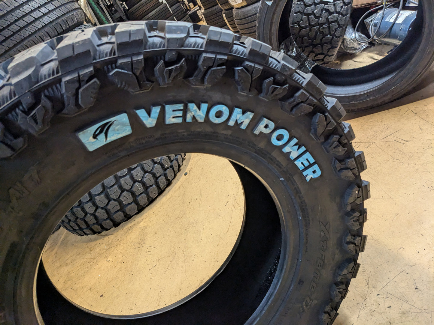 VENOM POWER SWAMPTHING M/T RWL LT 265 70 17 123/120Q MUD TERRAIN TIRE CVPSWMT19