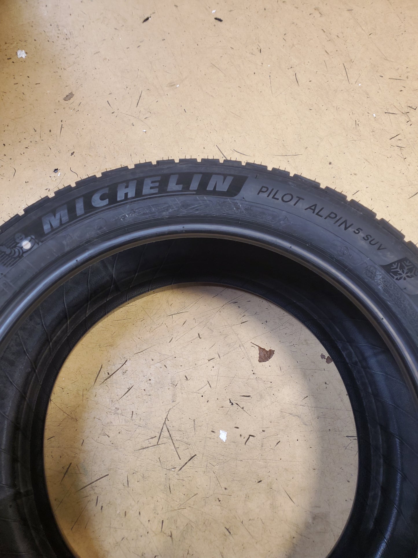 NOS MICHELIN PILOT ALPIN 5 SUV (MO1) BSW P 295 40 20 110V XL WINTER TIRE 03435