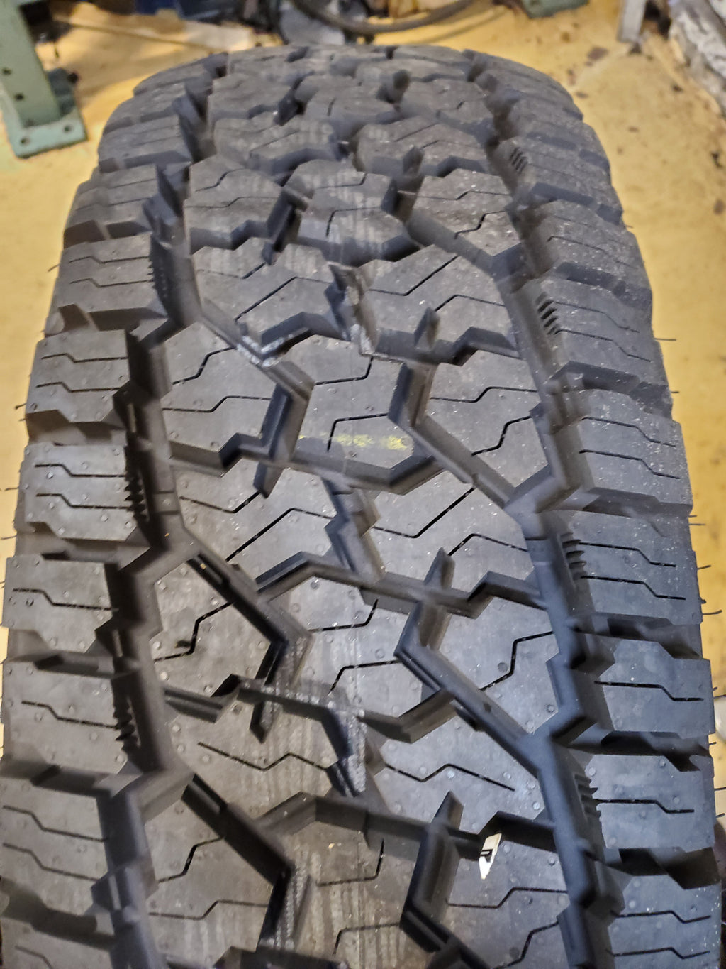COOPER DISCOVERER STRONGHOLD AT LT 285 75 17 128/125S 10PLY TIRE 170286048