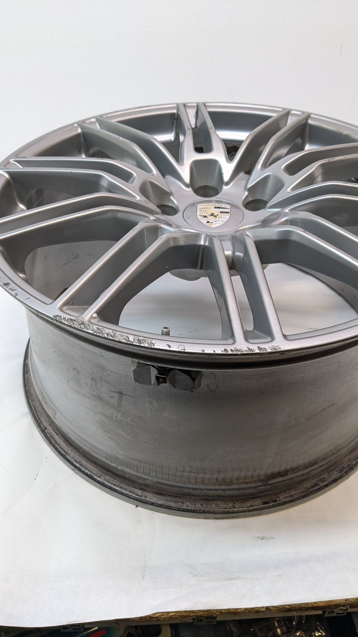 4 USED GENUINE PORSCHE CAYENNE 21X10 ET 60 5LUG SILVER WHEELS 7P5.601.025.H