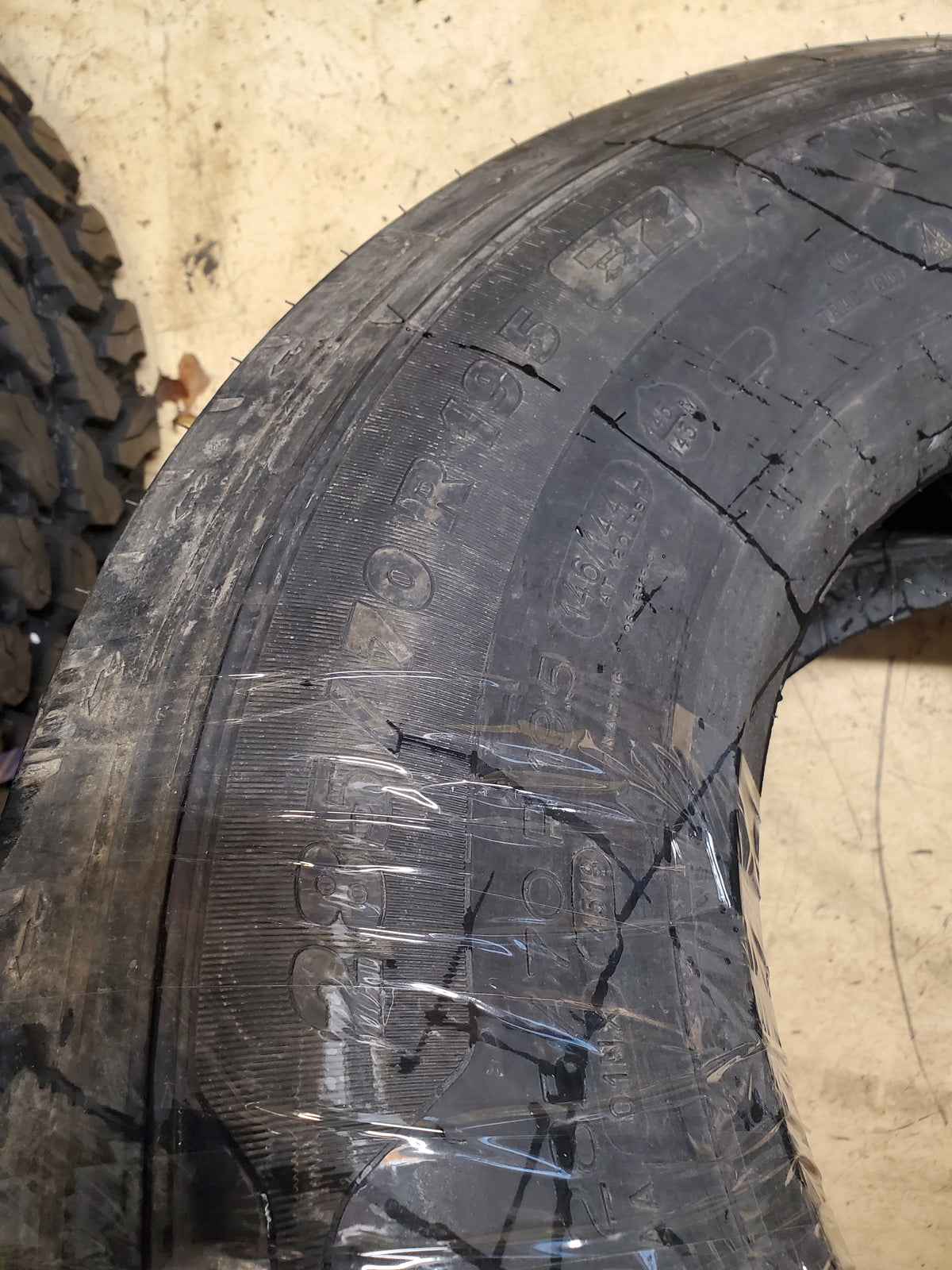 NOS MICHELIN X MULTI BSW  285 70 19.5 146/144L 16PLY DRIVE TIRE 09733