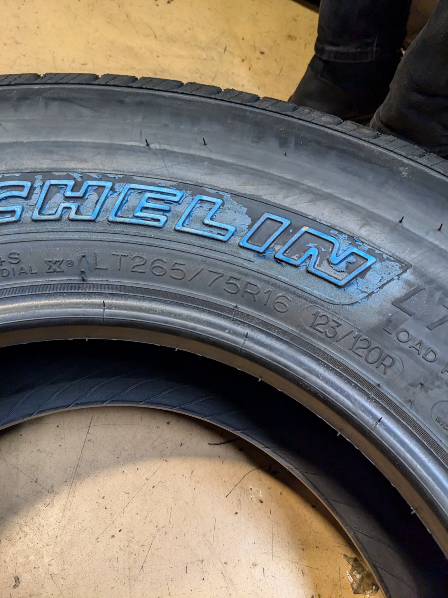 MICHELIN DEFENDER LTX M/S RWL LT 265 75 16 123/120R LRE 10PLY ALL SEASON TIRE 56522
