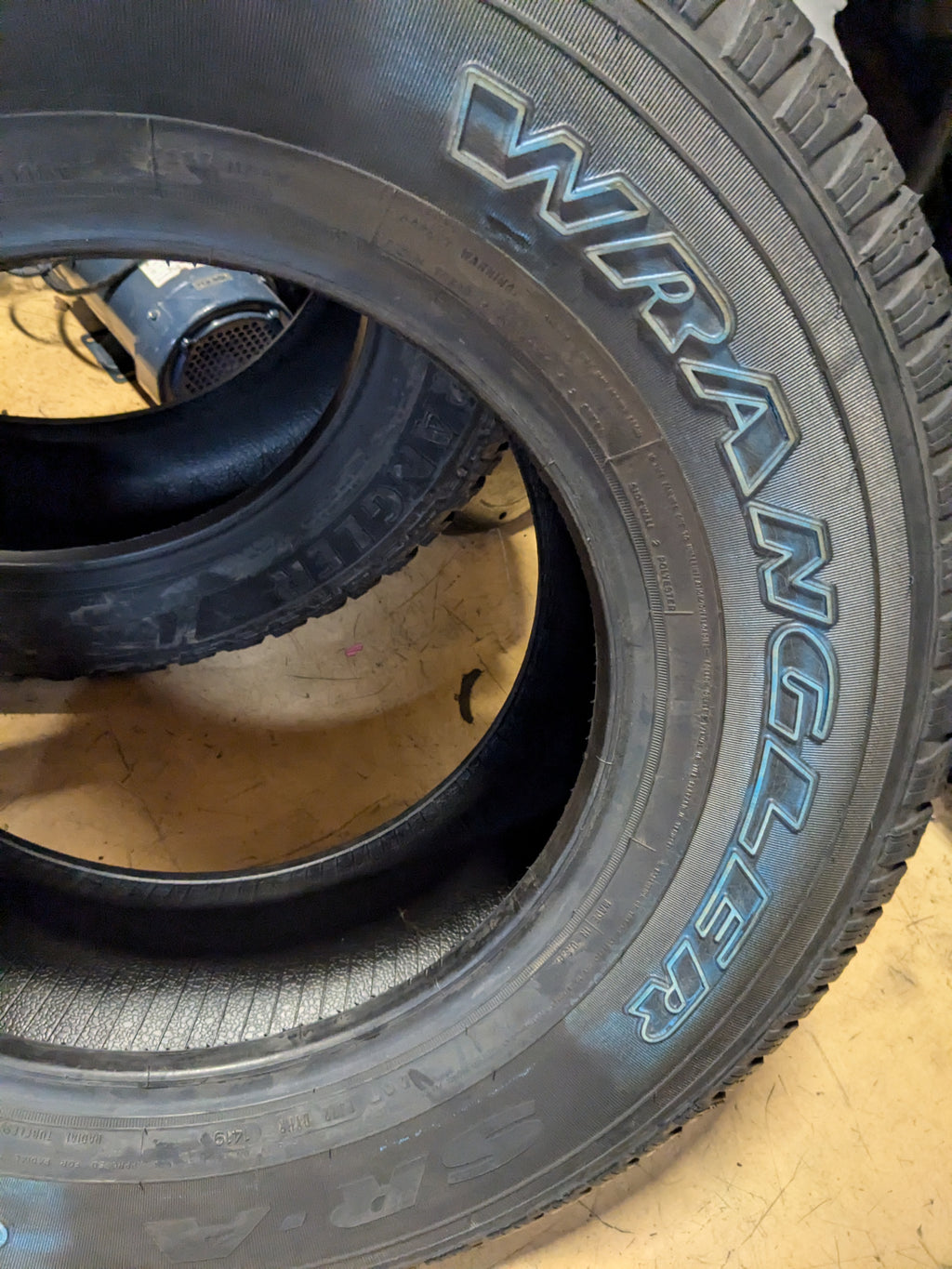 NOS GOODYEAR WRANGLER SRA OWL P 265 70 16 111S ALL SEASON TIRE 201231